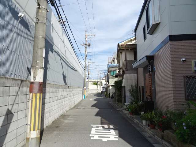 町の中央部を西方向から見た景色。狭い街路沿いに一戸建てや工場が密集しています。