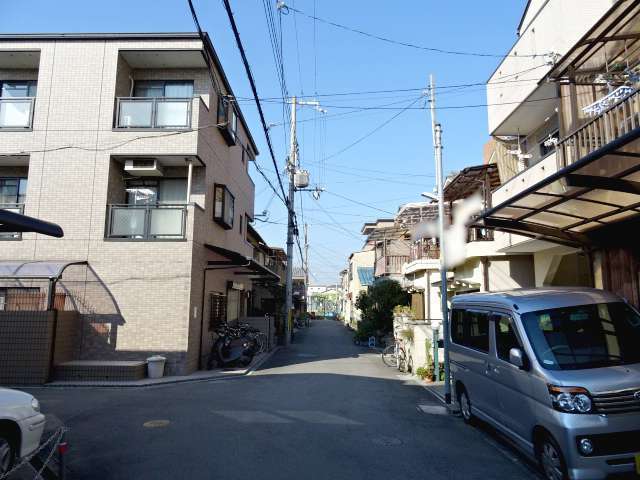 町の西部を南東方向から見た景色。やや狭い街路沿いに一戸建てが並んでいます。