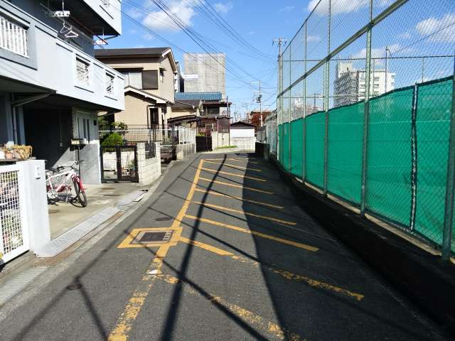 町の北部を南西方向から見た景色。奥にはマンションも見られます。