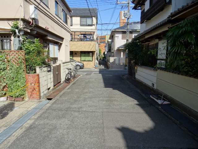 町の東部を南西方向から見た景色。道幅の狭い街路沿いに一戸建てが並んでいます。