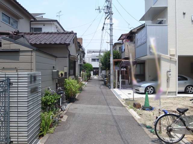 町の南部を南東方向から見た景色。狭い道路沿いに一戸建てが並んでいます。