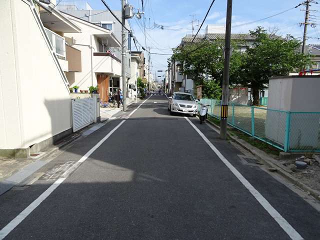 町の北東部を北西方向から見た景色。直線的な道路が多く、遠くの建物まで見渡せます。