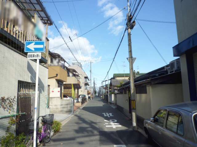 町の西部を南西方向から見た景色。道端の狭い街路沿いに一戸建てが多く並んでいます。
