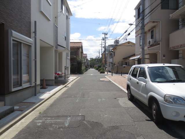町の北西部を北西方向から見た景色。直線的な街路が多く、遠くの景色まで眺められます。