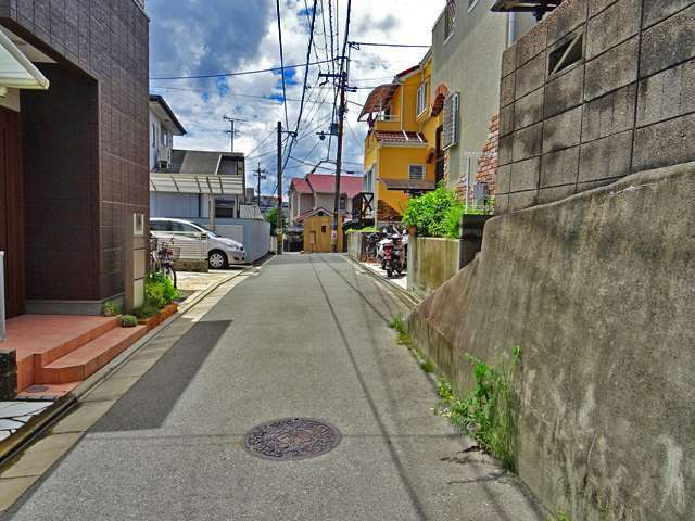 道幅が狭い街路沿いに一戸建てが並んでいます。