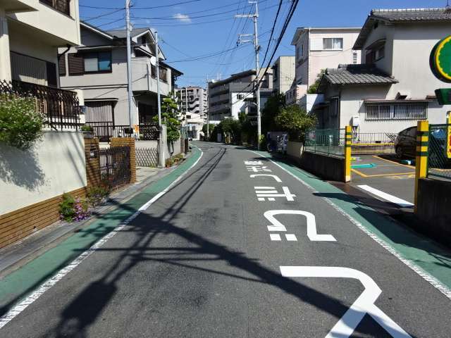 一戸建てやマンションが混在する住宅地が広がっています。