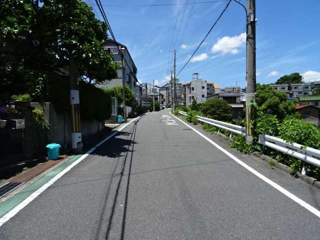 北隣の佐井寺2丁目との境界付近を東方向から見た景色。左(南)側が佐井寺南が丘で、右(北)側が佐井寺2丁目です。