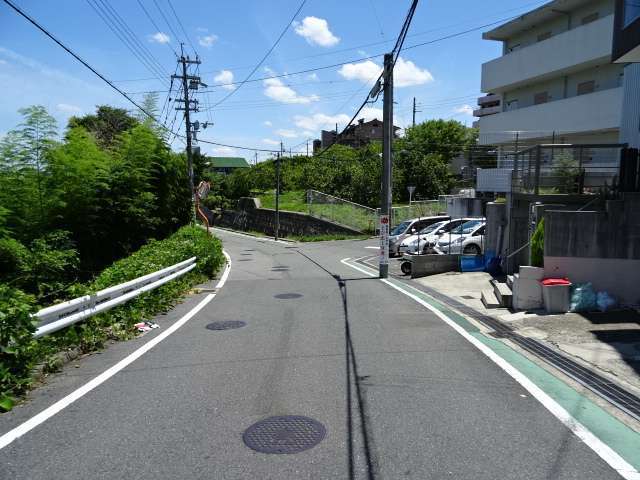 北隣の佐井寺2丁目との境界付近を西方向から見た景色。緑が多く残されています。