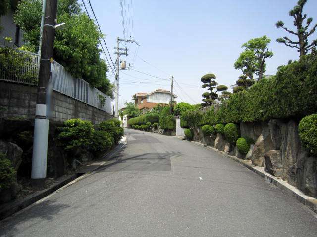 坂道になっていますが、緑豊かな街並みです。