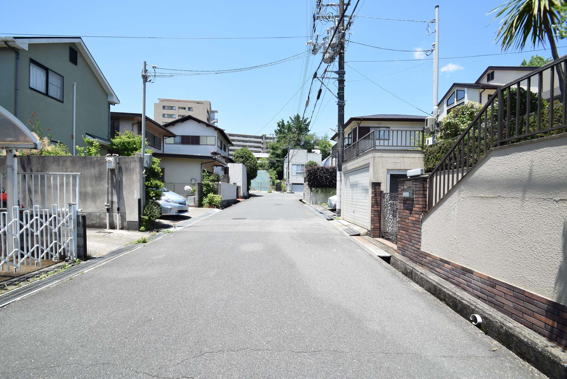 一戸建てやマンションが立ち並びます。