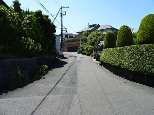 町の南東部を東方向から見た景色。敷地の広い一戸建てが多く並んでいます。