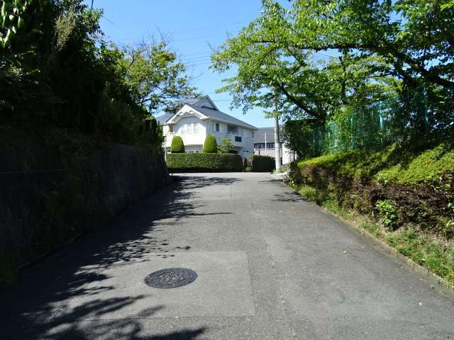 町の南東部を南方向から見た景色。丘陵地にあるため、小さな坂道が多くありますが、緑豊かな住環境です。