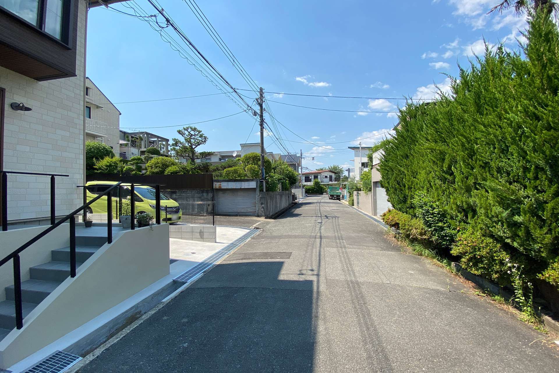 生け垣や植栽のある家が多く、緑豊かな高い台の住宅地です。