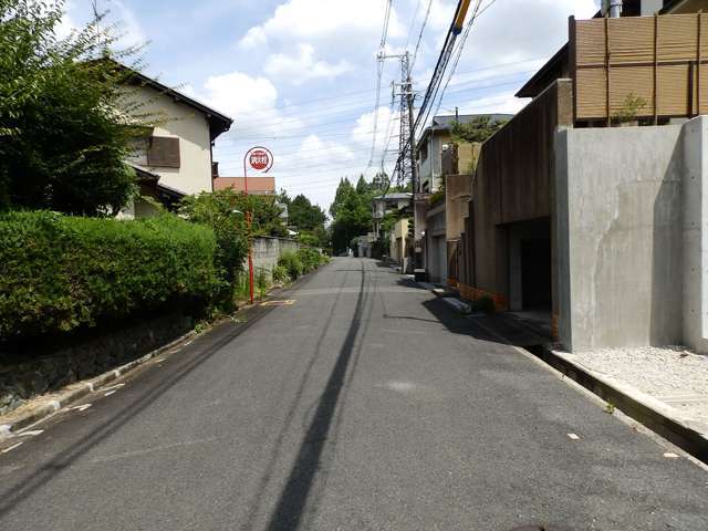 一戸建てが多く並んでいます。