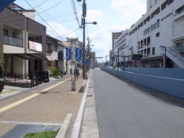 JR「吹田」駅に近く、一戸建ての以外にもマンションやビルが見られます。