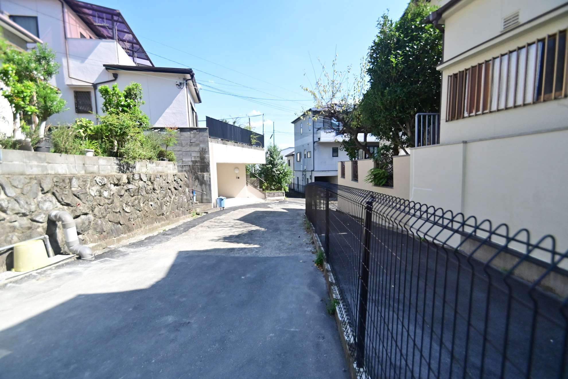 丘陵地の上に一戸建てが中心に並んでいます。