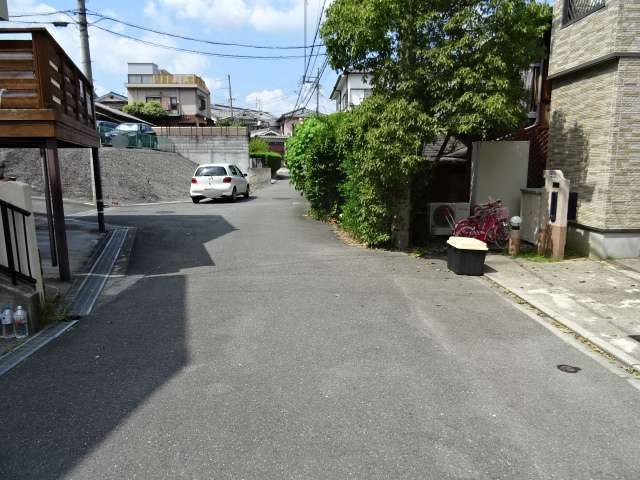 町の北東部を南方向から見た景色。道幅が狭く入り組んだ街路が多いです。