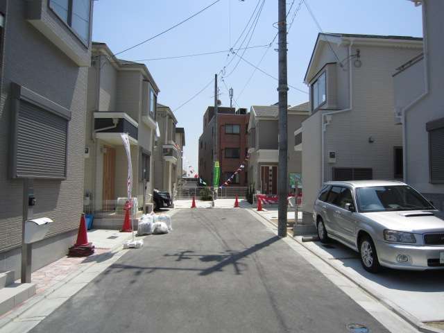 町の北部を北方向から撮影した景色。新築の一戸建てとマンションが建っています。