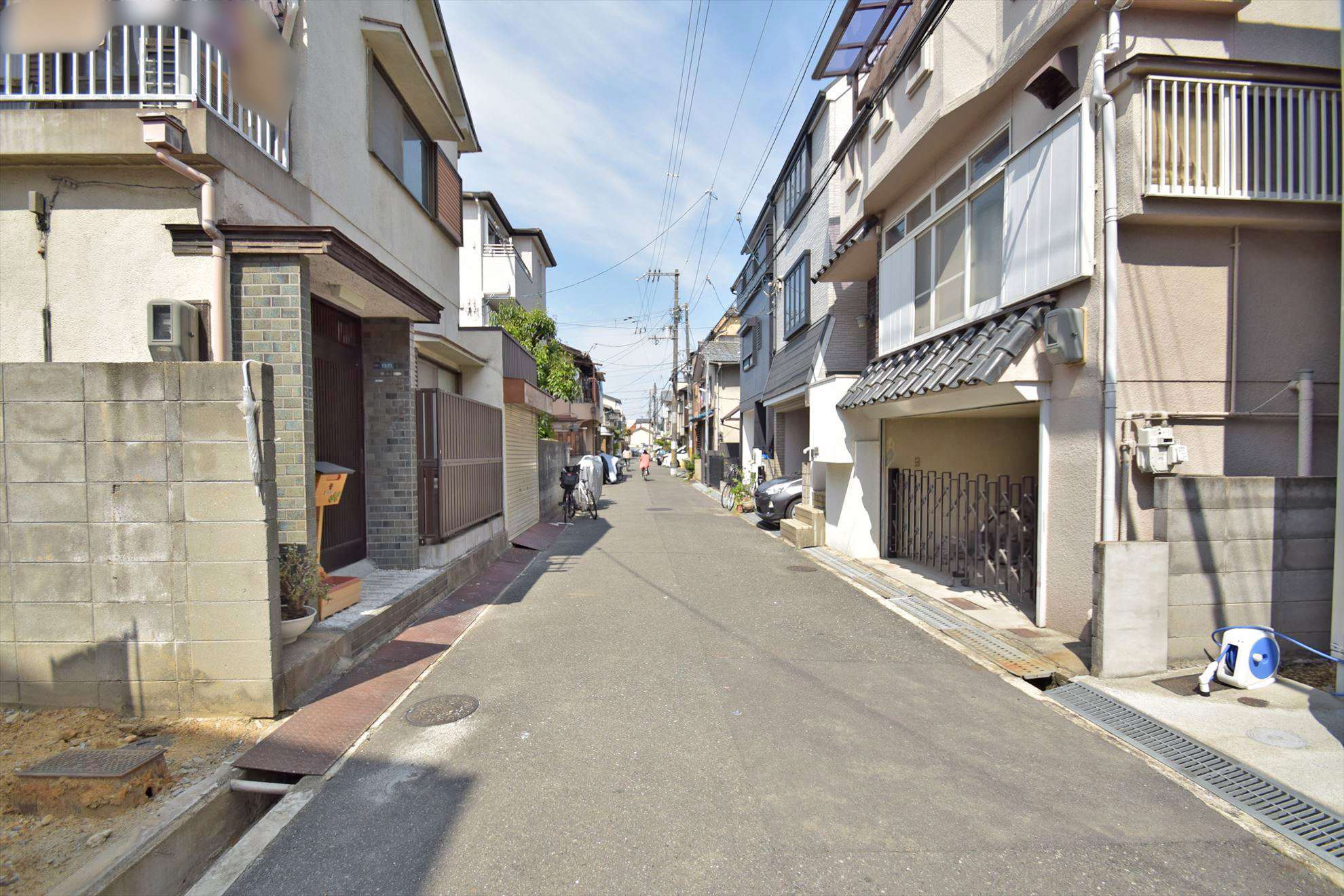 町の北西部を南西方向から見た景色。一戸建てが多く並んでいます。