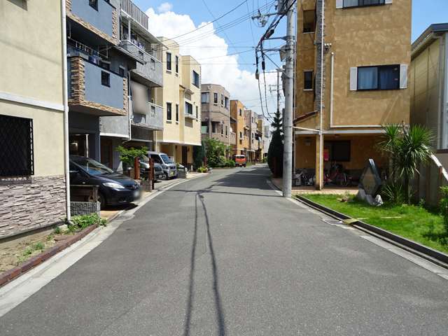 町の北東部を北方向から見た景色。おしゃれな家屋が多く見られます。