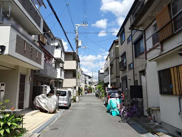 町の北東部を南西方向から見た景色。道幅の狭い街路が中心です。