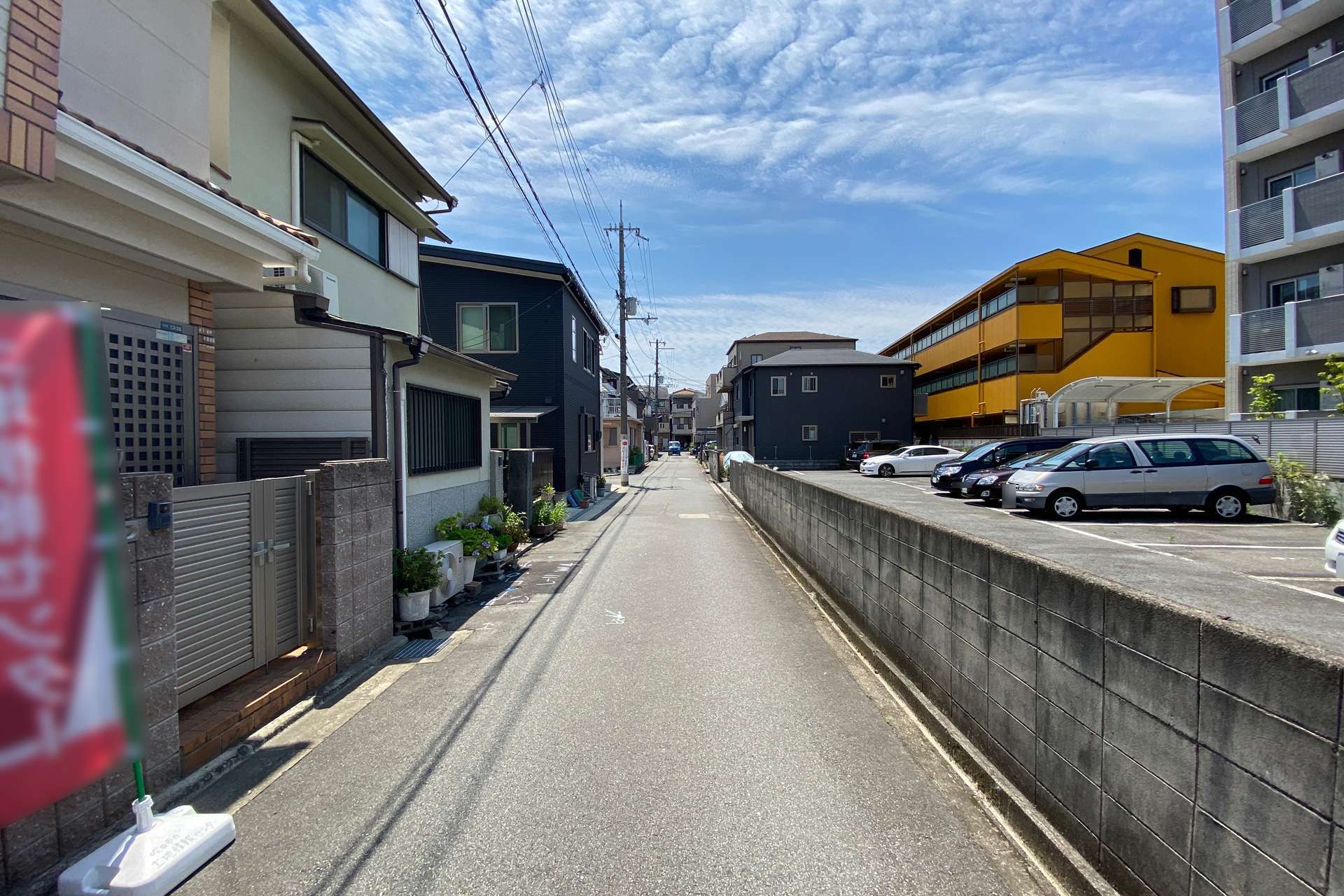 直線的な街路沿いに住宅が密集しています。