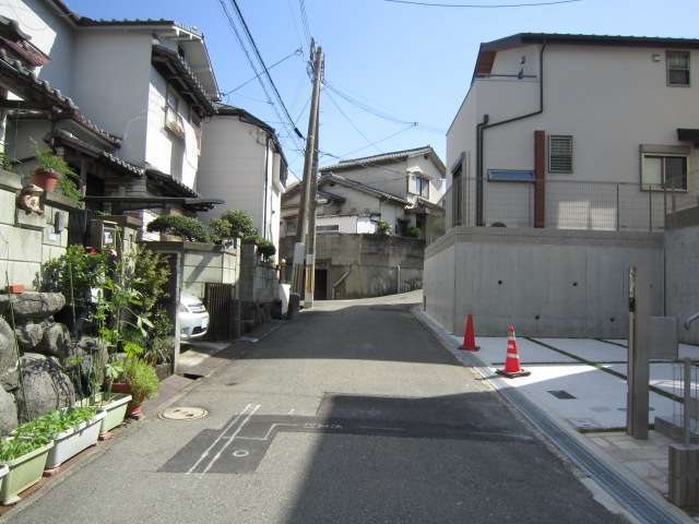 町の西部を北方向から見た景色。一戸建てが集中しています。