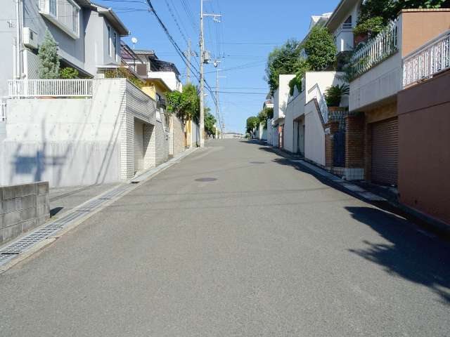 町の西部を西方向から見た景色。丘陵地にあり、坂道が多くあります。