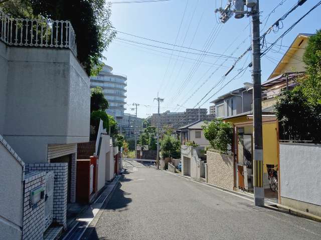 町の西部を西方向から見た景色。奥には千里丘西のマンション街が見られます。