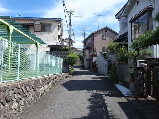 一戸建てが多く並んでいます。