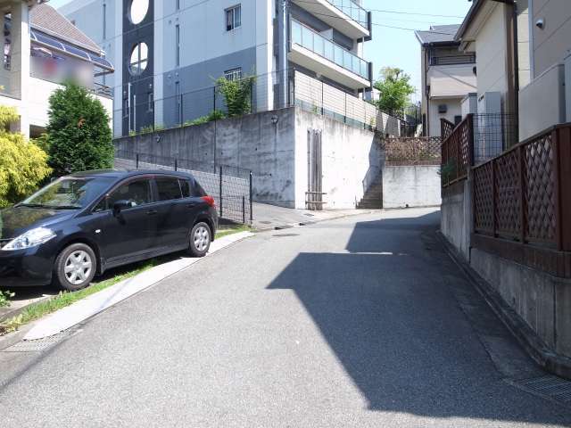 勾配がやや急な坂になっています。