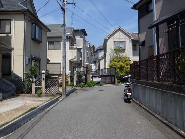 北部の住宅地は曲がり角が多いです。