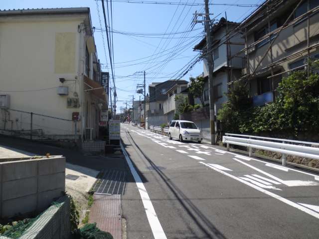 町の南部を南北に走る関府道を北方向から見た景色。緩やかな上り坂になっています。