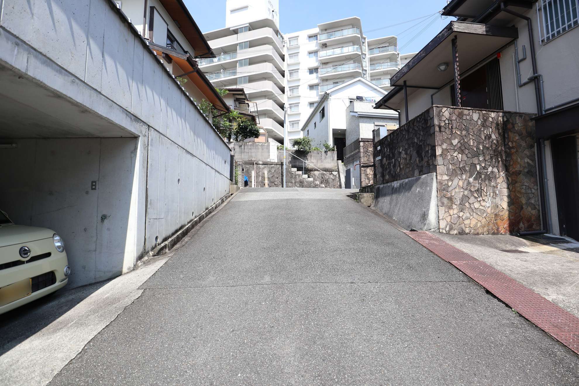 マンションや一戸建てが混在しています。