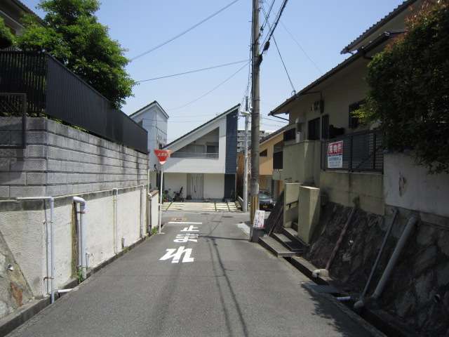 町の北西部を西方向から見た景色。道路より高い位置に住宅が建っています。