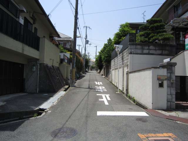 町の北西部を東方向から見た景色。緩やかな上り坂が続いています。