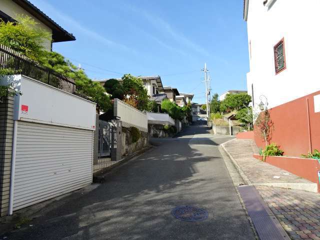 町の南西部を南方向から見た景色。丘陵地にあるため、坂道が多くあります。