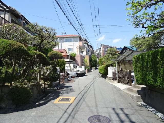 町の中央部を南東方向から見た景色。街路は幅が狭く入り組んでいます。