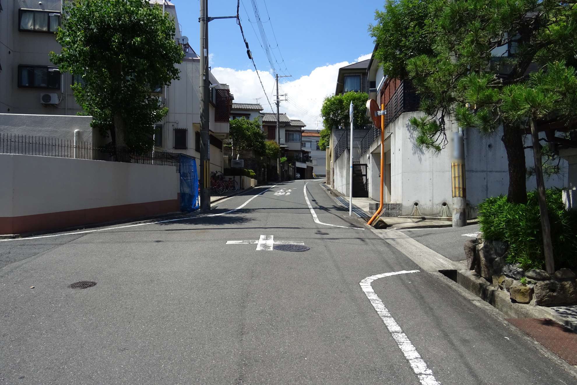 一戸建てが中心に並ぶ町です。