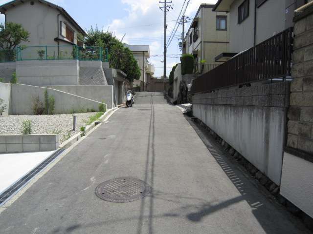 町の中央部を西方向から見た景色。緩やかな上り坂になっています。