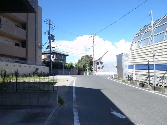 町の南部を西方向から撮影した景色。南(右)側に名神高速道路が走っています。