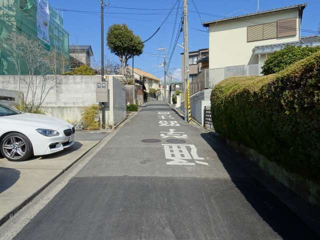 坂道沿いに一戸建てが並んでいます。