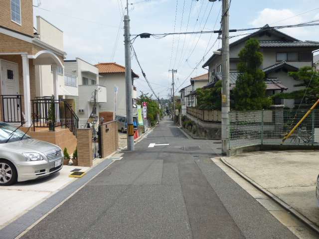 町の南東部を西方向から見た景色。一戸建てが多くに並んでいます。