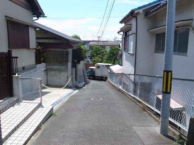 町の中央部を北方向から見た景色。道幅が狭く入り組んだところもあります。