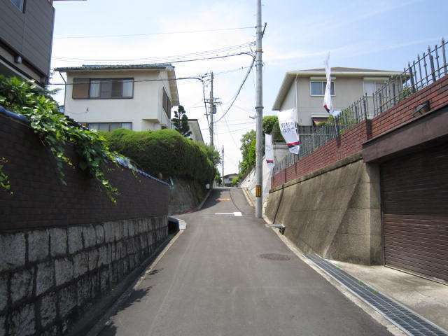 町の東部を南東方向から見た景色。丘陵地にあり、坂道が多くあります。