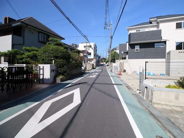 町の西部を南西方向から見た景色。道幅の狭い街路沿いに一戸建てが並んでいます。
