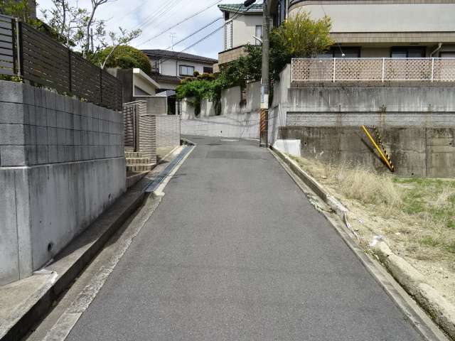 町の西部を南方向から見た景色。丘陵地にあるため、坂道が多いです。