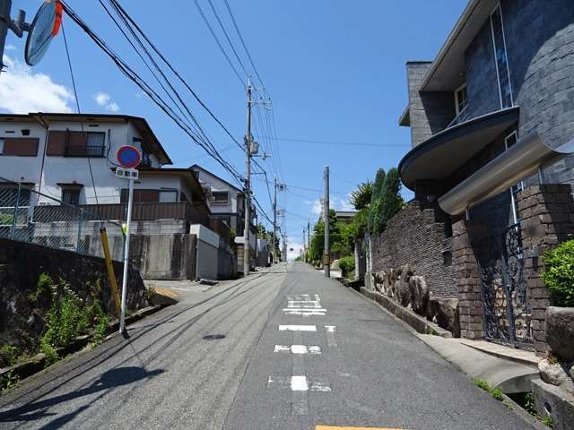 町の南部を南東方向から見た景色。勾配が急な上り坂になっています。