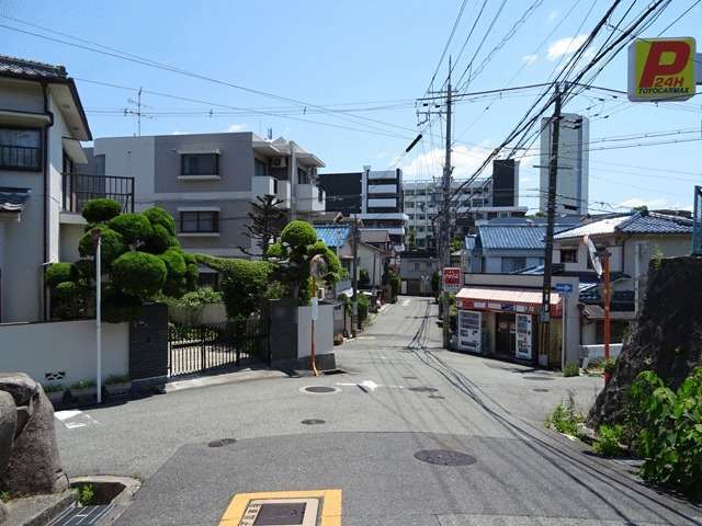 南隣の千里山西5丁目との境界付近を西方向から撮影した景色。北(左)側が千里山西6丁目で、南(右)側が千里山西5丁目です。