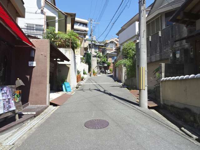 勾配が急な上り坂になっています。